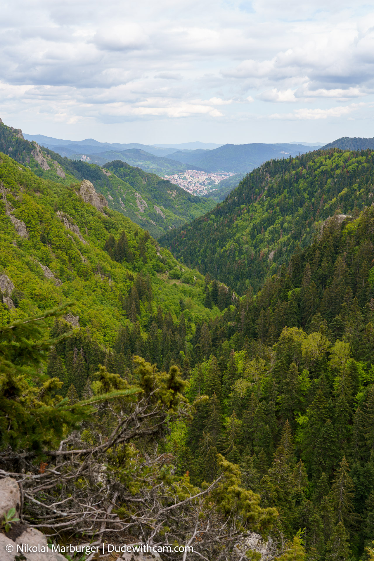 This 5,7km hike is a lovely created hike passing several waterfalls. We met the local trailbuilder and he told us that hes building on the trail since very long and that the small entrance fee compensates his work. He also told that there are several bears living close to the trail.
